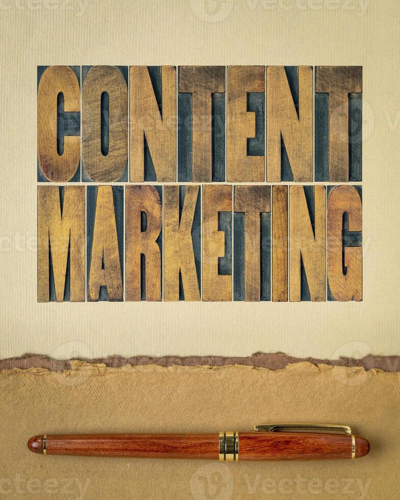 contenido márketing - palabra resumen en Clásico tipografía madera tipo impresión bloques en Arte papel, negocio concepto foto