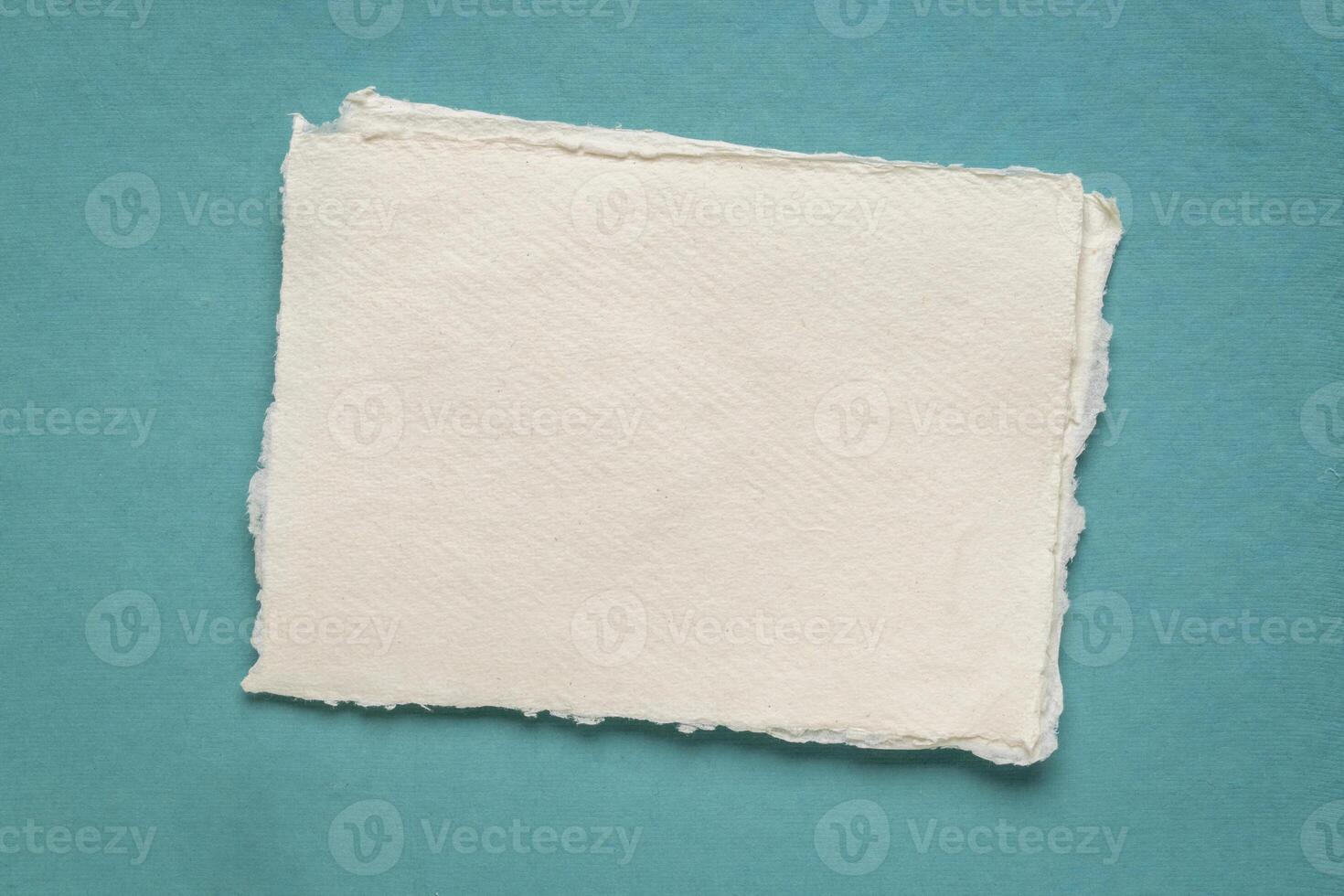 pequeño sábana de blanco blanco Khadi trapo papel desde India en contra azul Arte papel foto