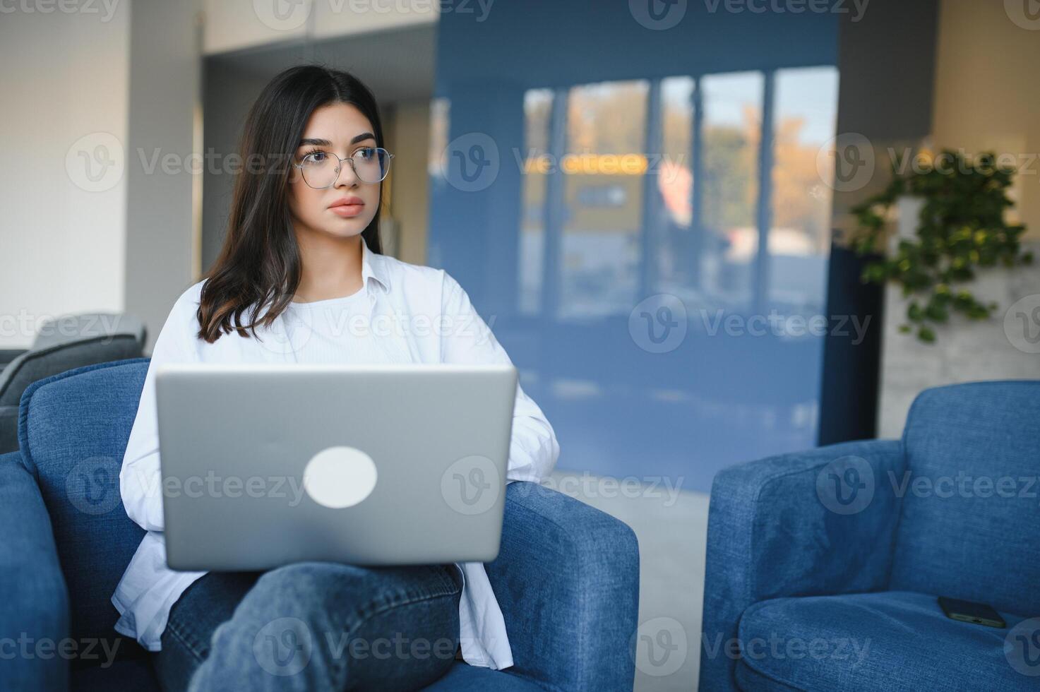 sonriente niña estudiante estudiar en línea con skype maestro, contento joven mujer aprender idioma escucha conferencia reloj seminario web escribir notas Mira a ordenador portátil sentar en cafetería, distante educación foto