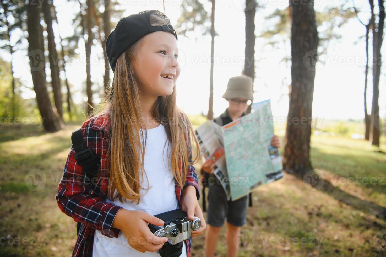 niños en verde bosque jugando,concepto de niños vacaciones y viaje foto