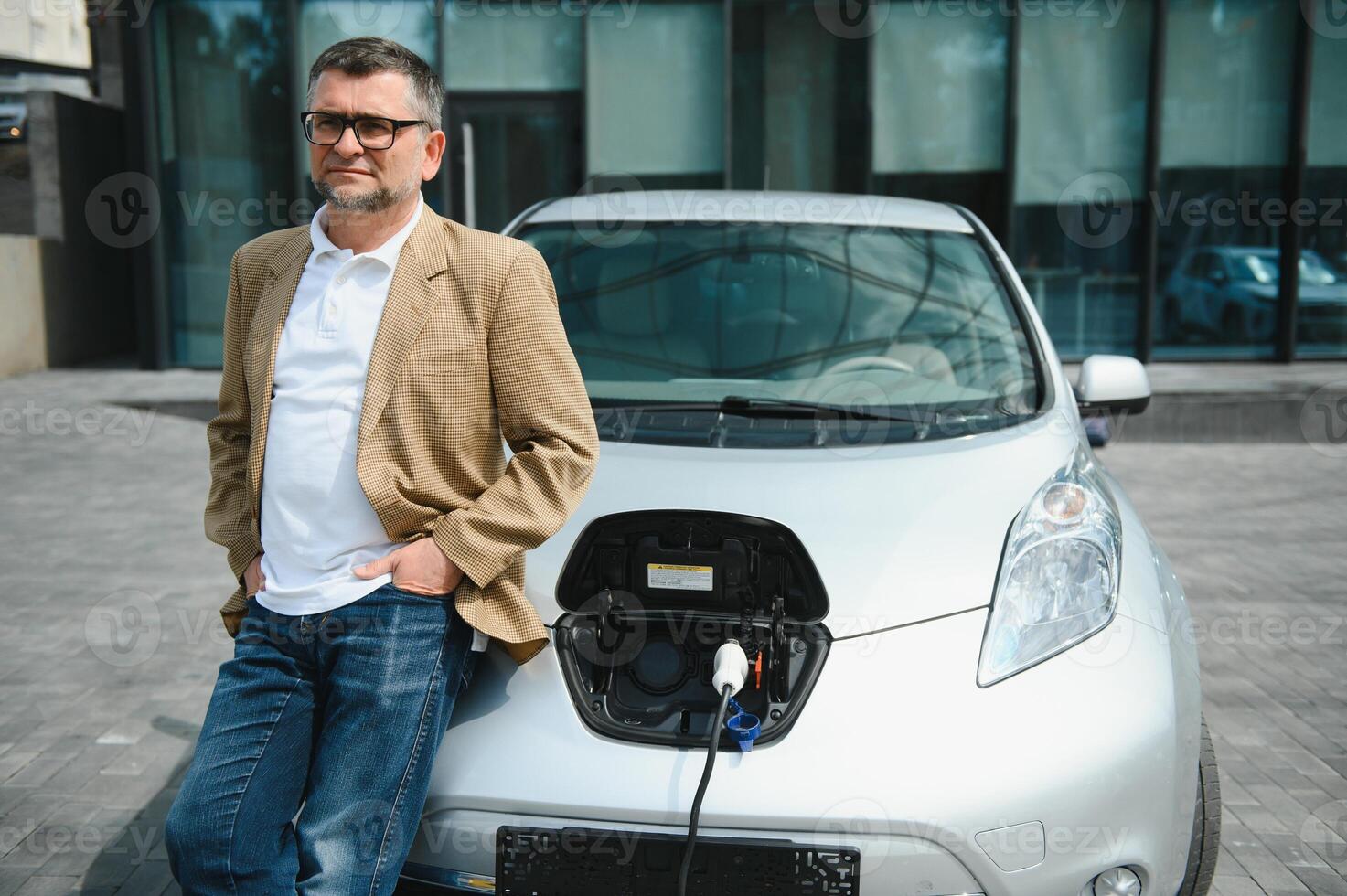 un empresario cargos un eléctrico coche foto