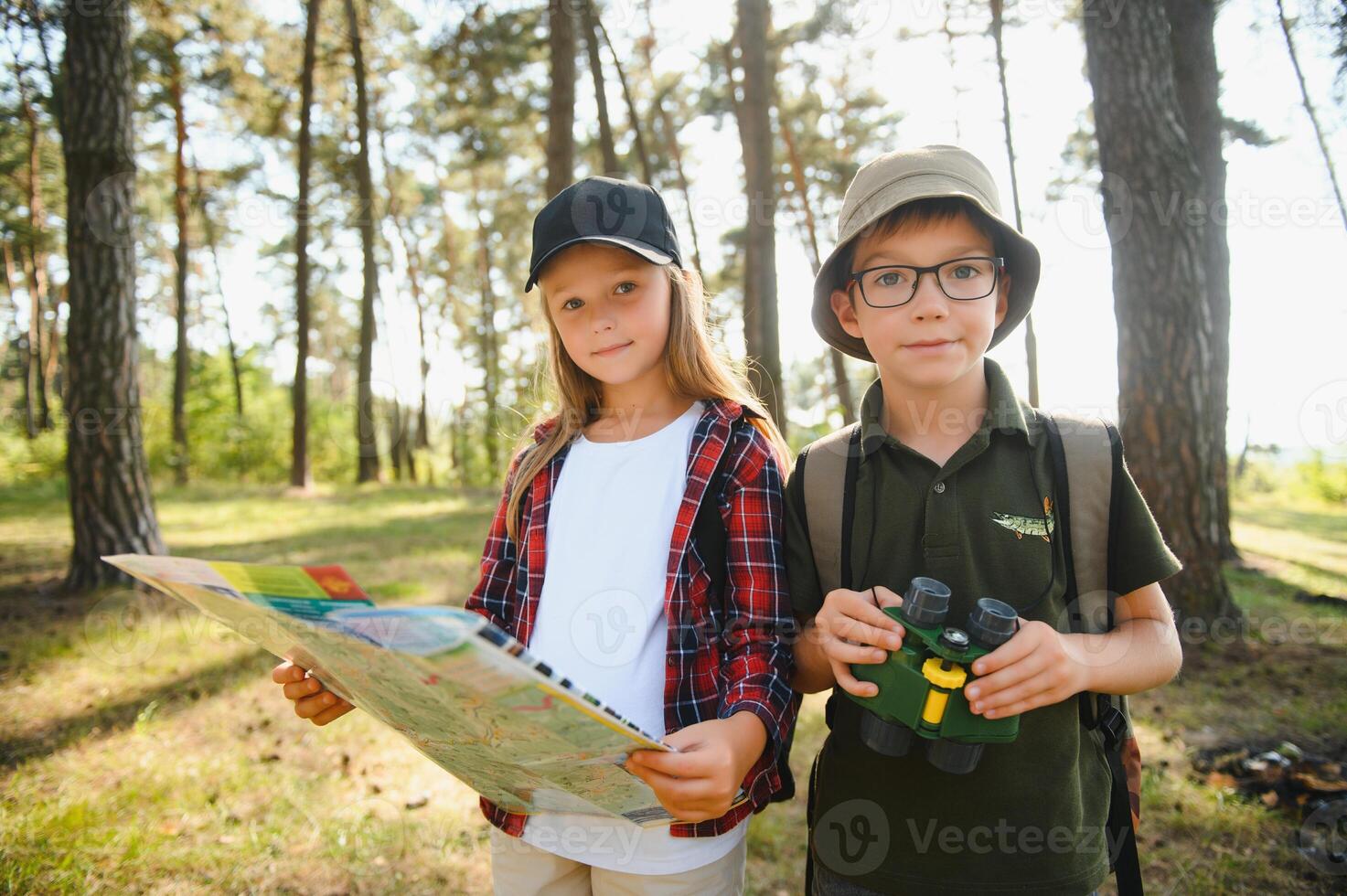 niña explorar fritura Malvaviscos en fuego a el bosque. foto