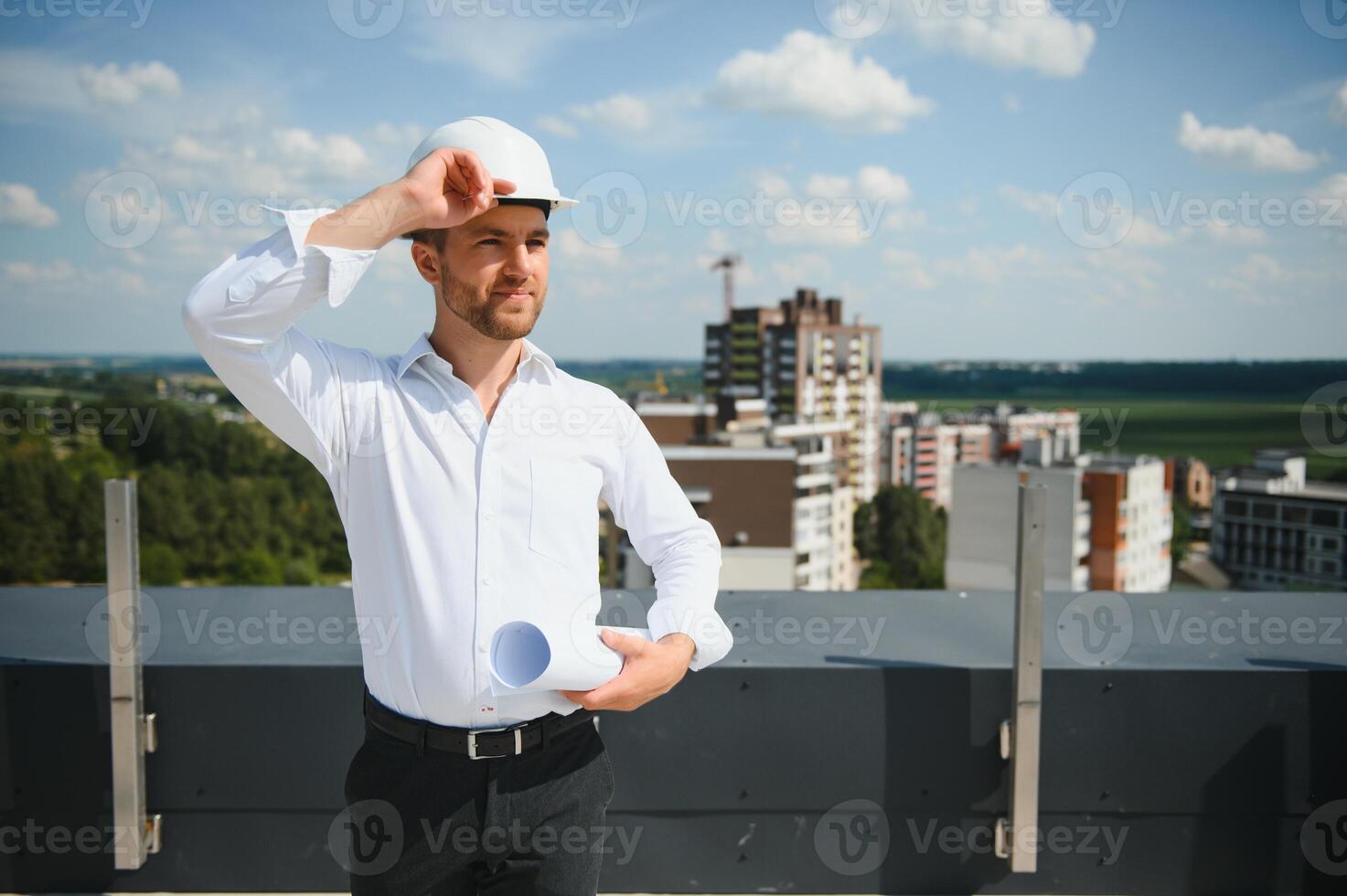 retrato de hombre arquitecto a edificio sitio. confidente construcción gerente vistiendo casco de seguridad. exitoso maduro civil ingeniero a construcción sitio con Copiar espacio. foto