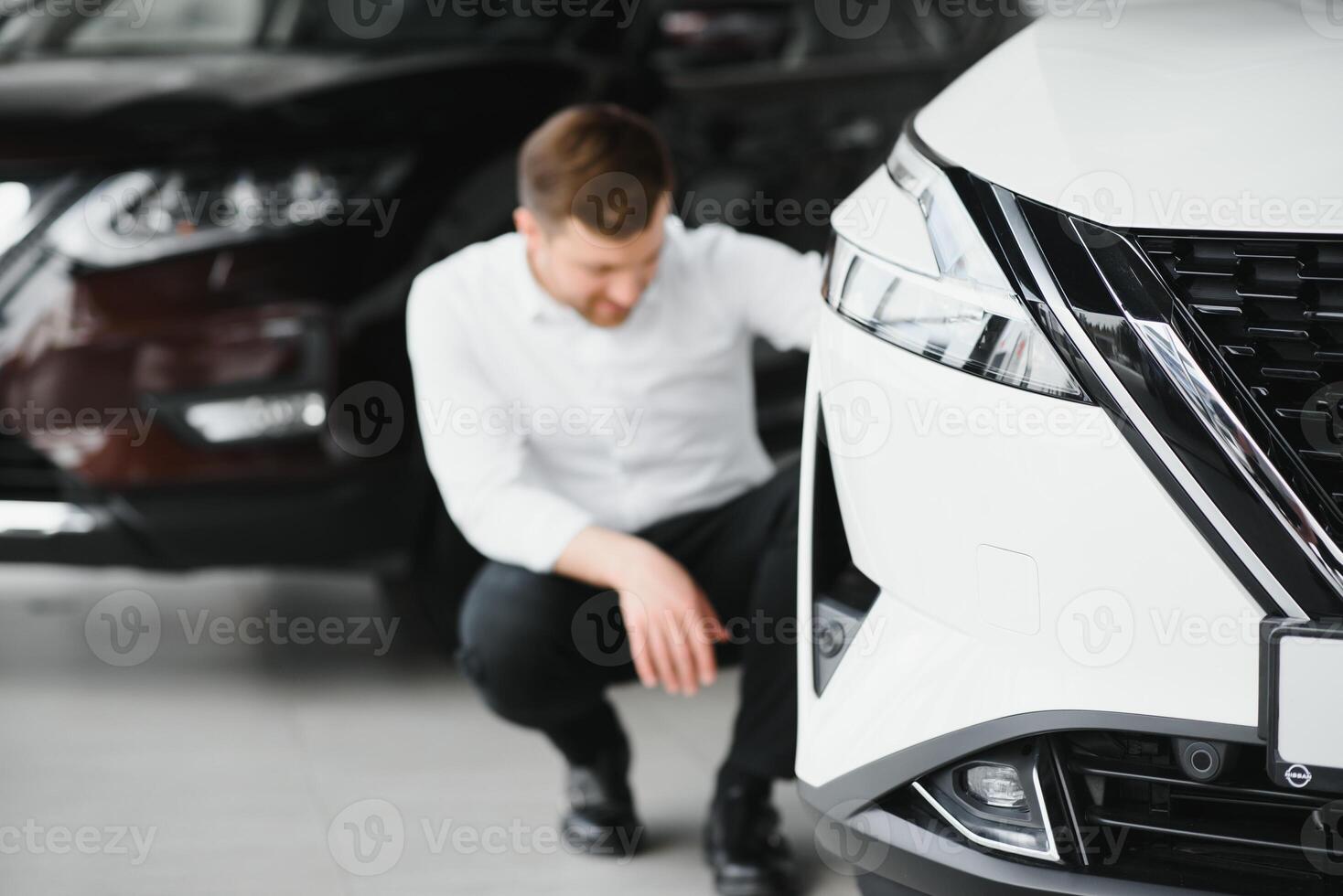 hombre comprando un coche a un sala de exposición foto