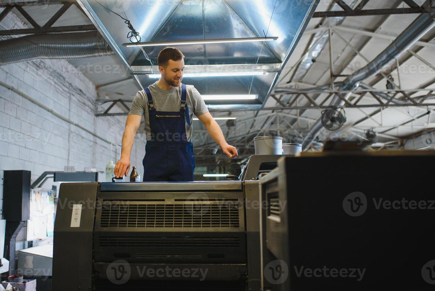 trabajador en fábrica en el máquina foto