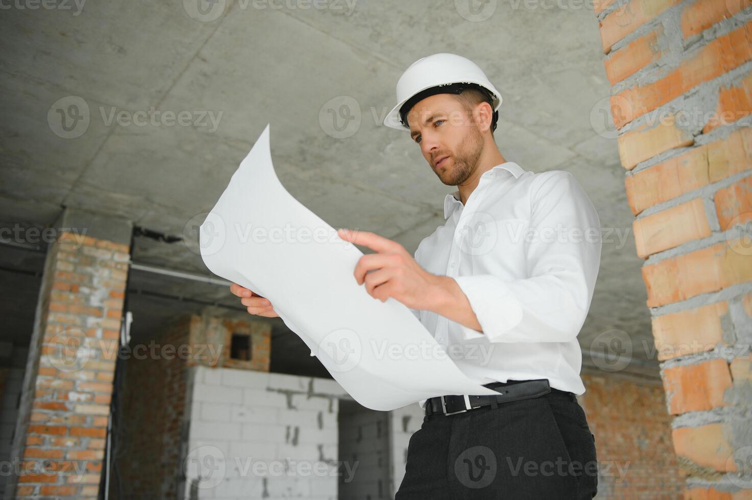 retrato de hombre arquitecto a edificio sitio. confidente construcción gerente vistiendo casco de seguridad. exitoso maduro civil ingeniero a construcción sitio con Copiar espacio. foto