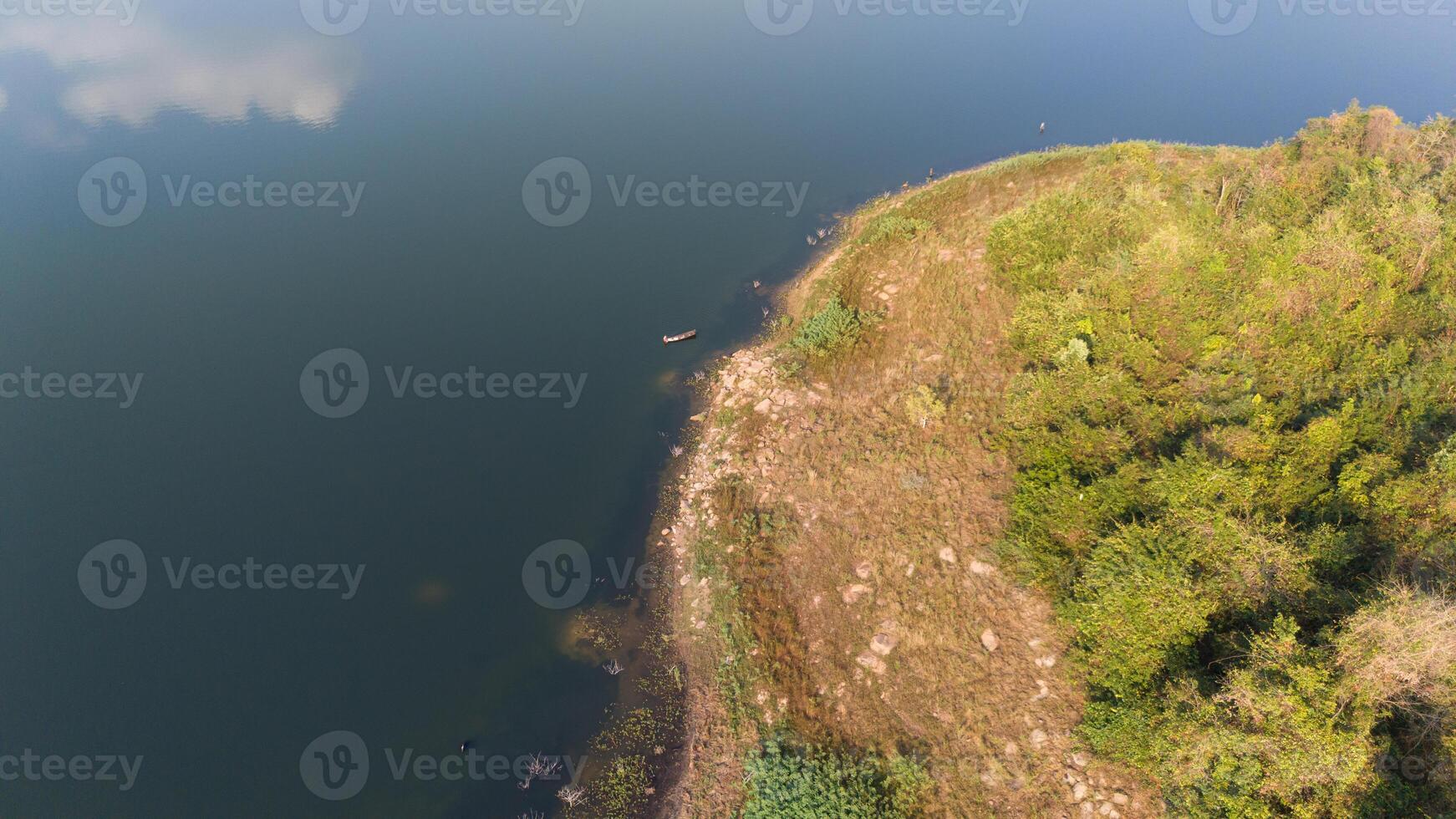 aéreo ver de el reservorio represa y bosque a un rural campo foto