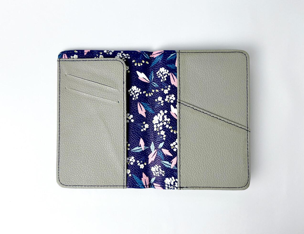 pasaporte viaje cubrir caso con púrpura flor diseño modelo objeto fotografía aislado en blanco estudio antecedentes. sintético cuero material pasaporte protector. foto