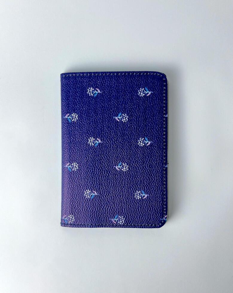 pasaporte viaje cubrir caso con púrpura flor diseño modelo objeto fotografía aislado en blanco estudio antecedentes. sintético cuero material pasaporte protector. foto