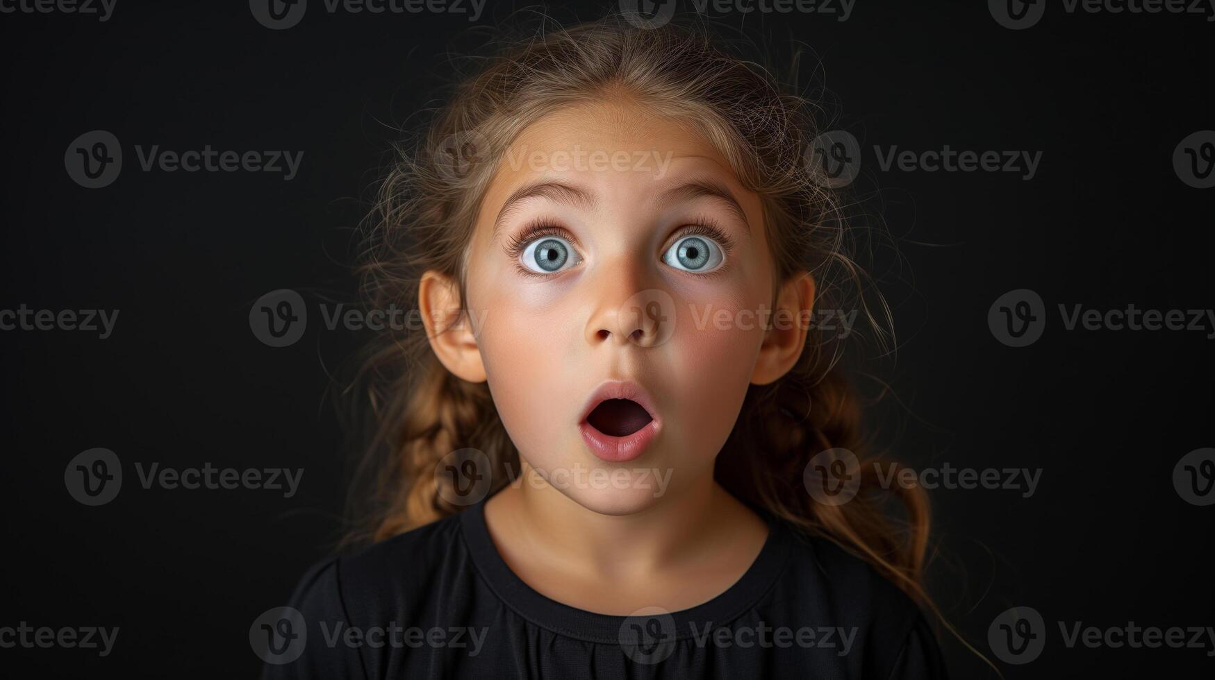 ai generado retrato sorpresa rostro, retrato de un asombrado niña con un abierto boca y redondo grande ojos, asombrado expresión, mirando cámara. negro antecedentes. foto