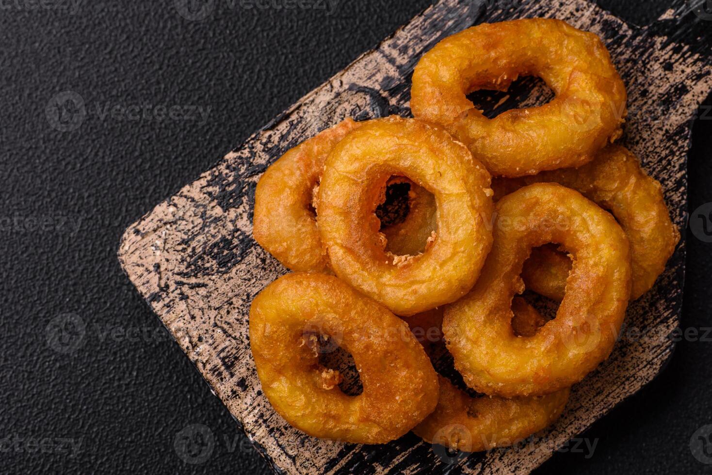 delicioso nutritivo calamar o cebolla anillos profundo frito con sal y especias foto