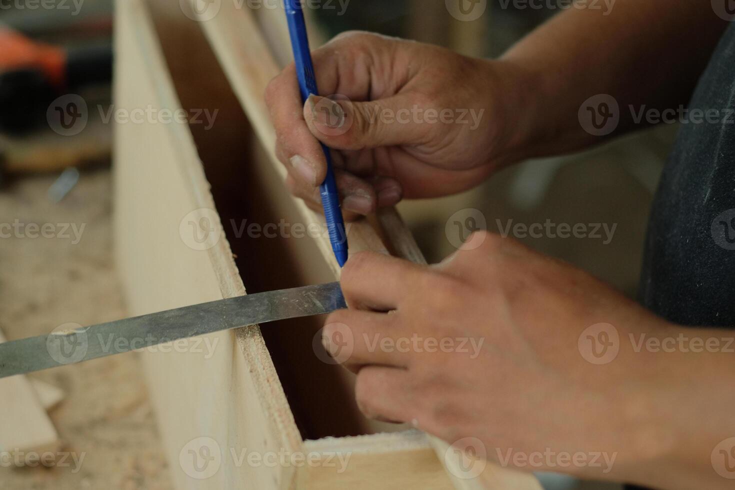 Carpenter working in workshop. carpenter measuring using pencil and ruler. photo