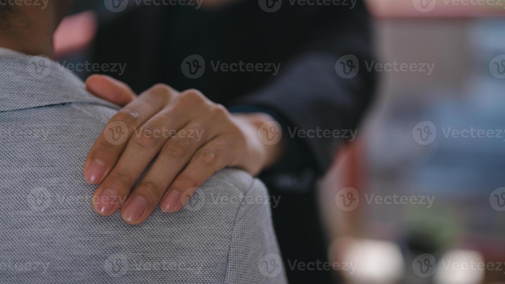 empresario poner mano en amigo hombro da ánimo en apoyo concepto. san valentin día concepto, dando amor a todo. consulta acerca de mental salud vida problemas foto