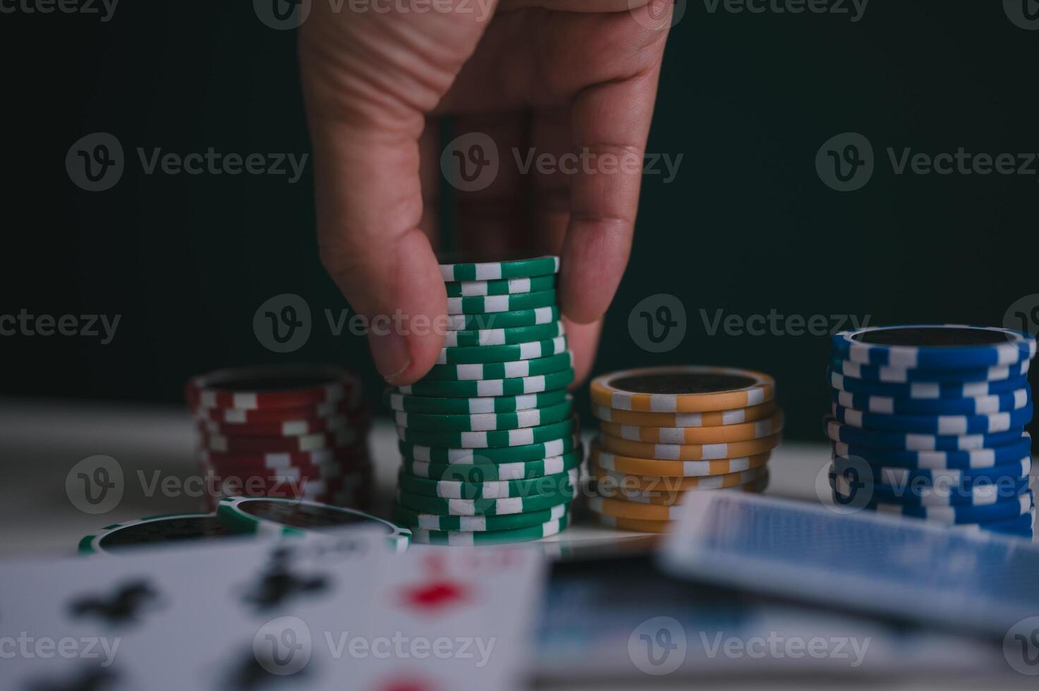 un hombre o póker jugador apilar papas fritas en mesa en concepto de casino juego todas en foto