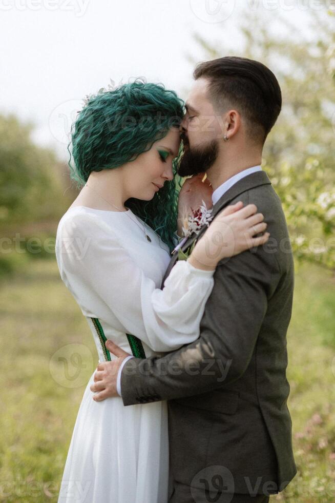 un barbado novio y un niña con verde pelo son caminando foto