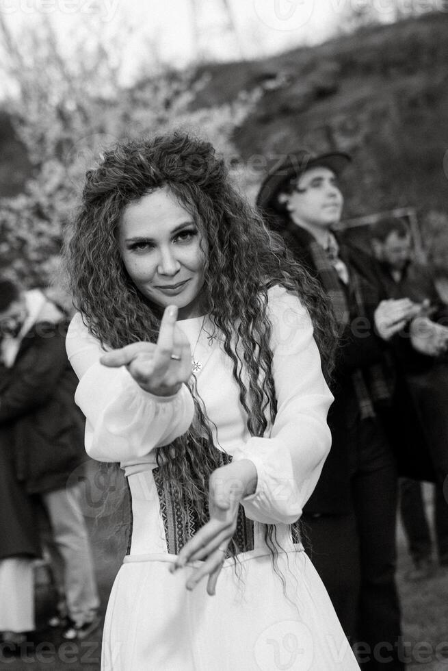 el primero Boda danza de el novia en el claro foto