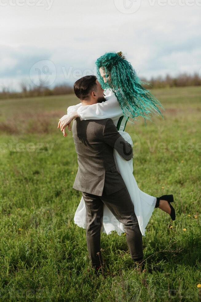 un barbado novio y un niña con verde pelo danza y giro foto