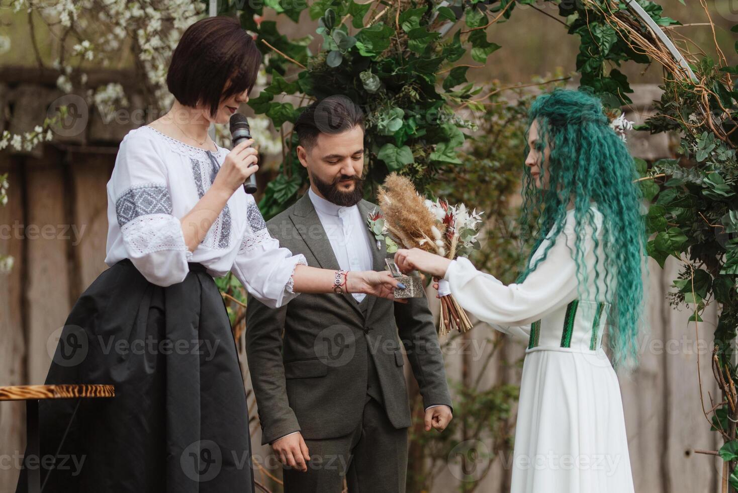 Boda ceremonia de el recién casados en un país cabaña foto