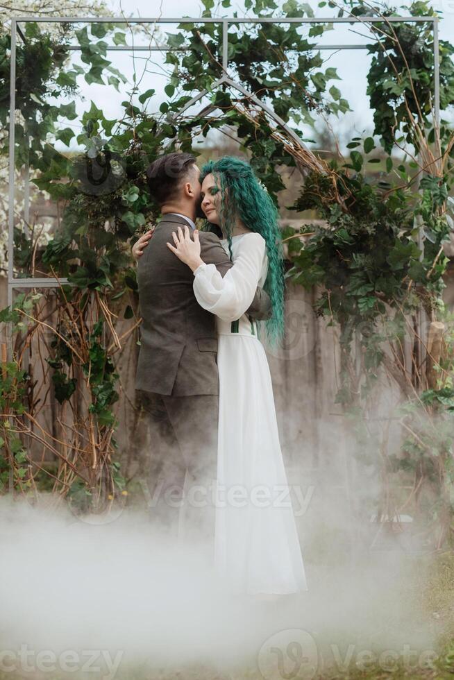 el primero Boda danza de el novia y novio en el claro foto