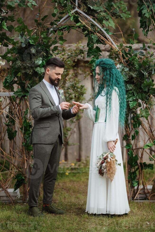 Boda ceremonia de el recién casados en un país cabaña foto