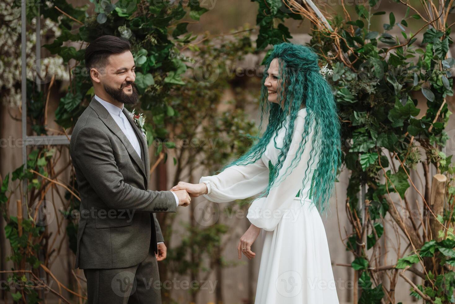 Boda ceremonia de el recién casados en un país cabaña foto