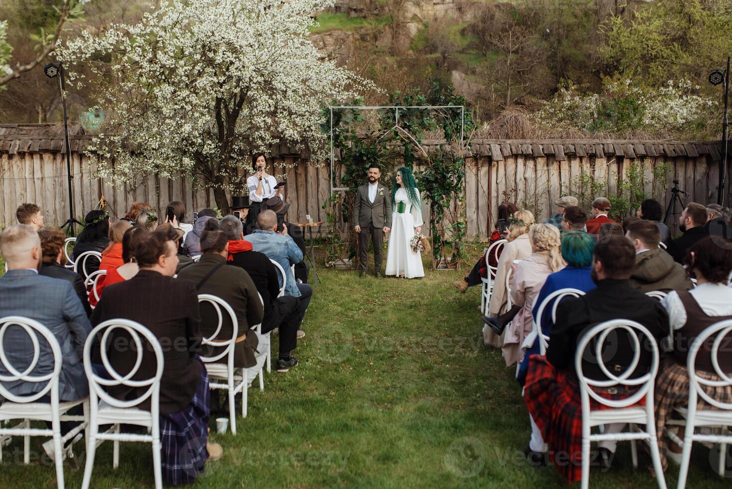 Boda ceremonia de el recién casados en un país cabaña foto