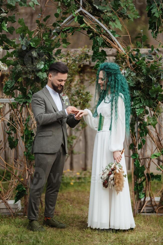 Boda ceremonia de el recién casados en un país cabaña foto