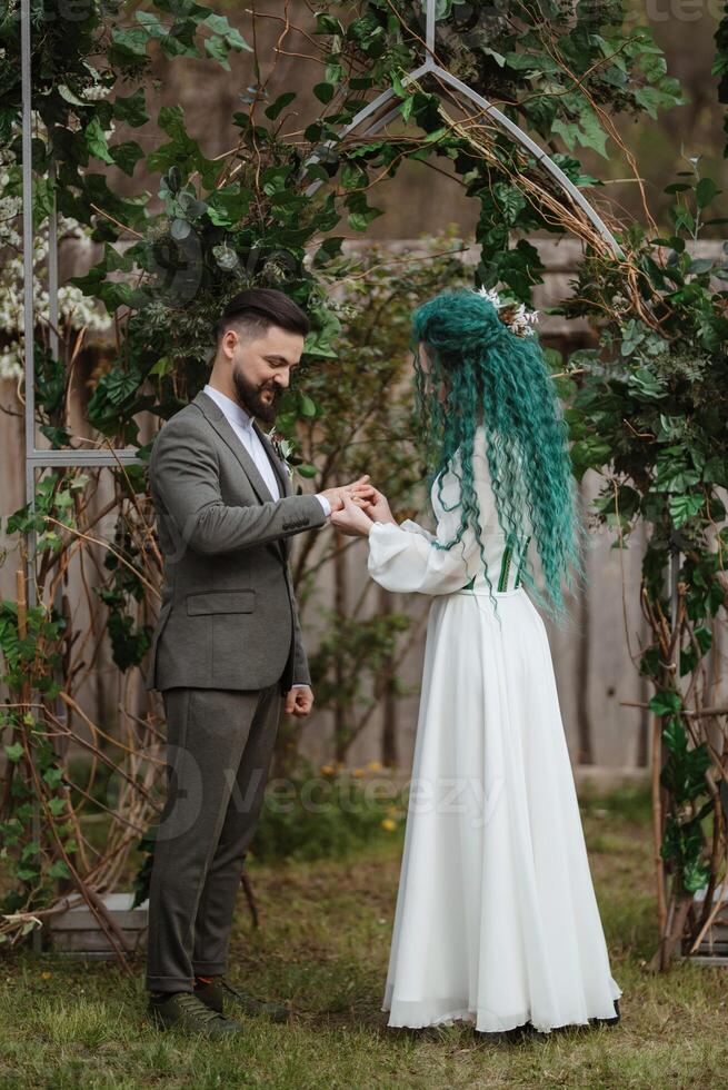 Boda ceremonia de el recién casados en un país cabaña foto