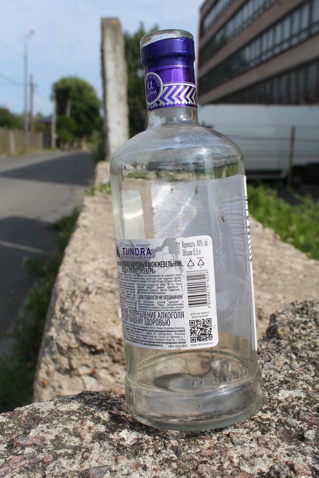 Sankt Petersburgo Rusia - 08 14 2023 botella de ruso vodka. posicionado Derecha en el gris la carretera superficie. Copiar espacio. selectivo enfocar. antiguo. foto