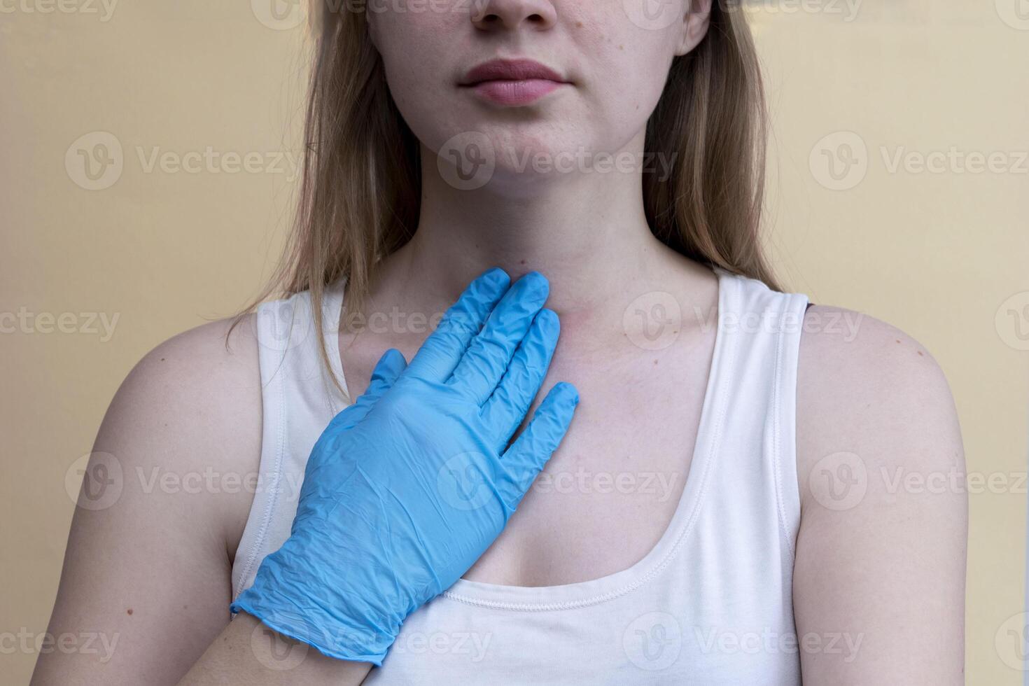 cicatriz después cirugía en mujer cuello foto