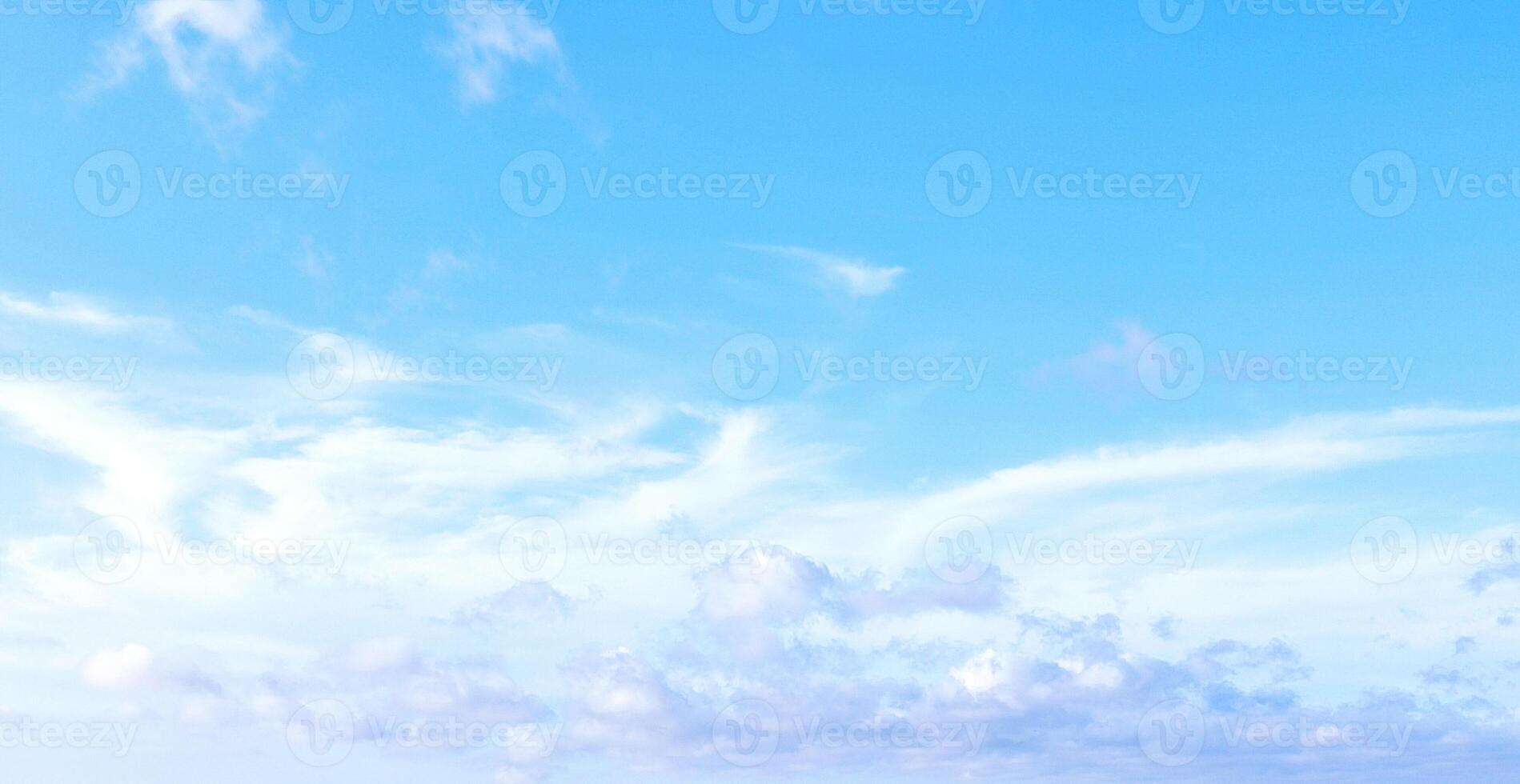 azul cielo con lujoso nubes, panorámico foto. foto