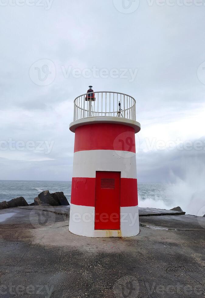 rojo y blanco faro en parte superior de muelle foto