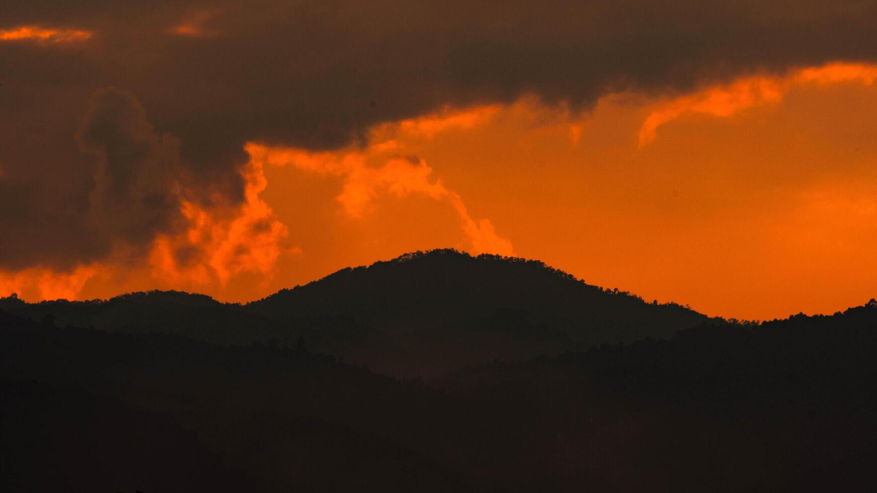 hermosa naturaleza Mañana con naranja, amarillo Brillo Solar y mullido nubes hermosa vistoso dramático cielo con nubes a puesta de sol o amanecer. foto