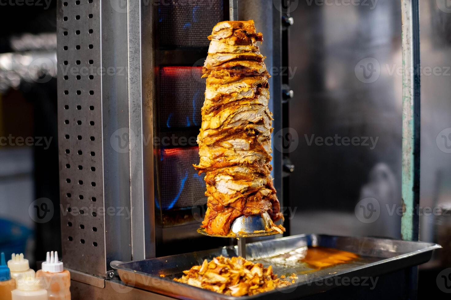 árabe shawarma de carne pollo preparación metido en escupir A la parrilla con quemar en el pai caminando calle mercado, mae hong hijo, tailandia foto