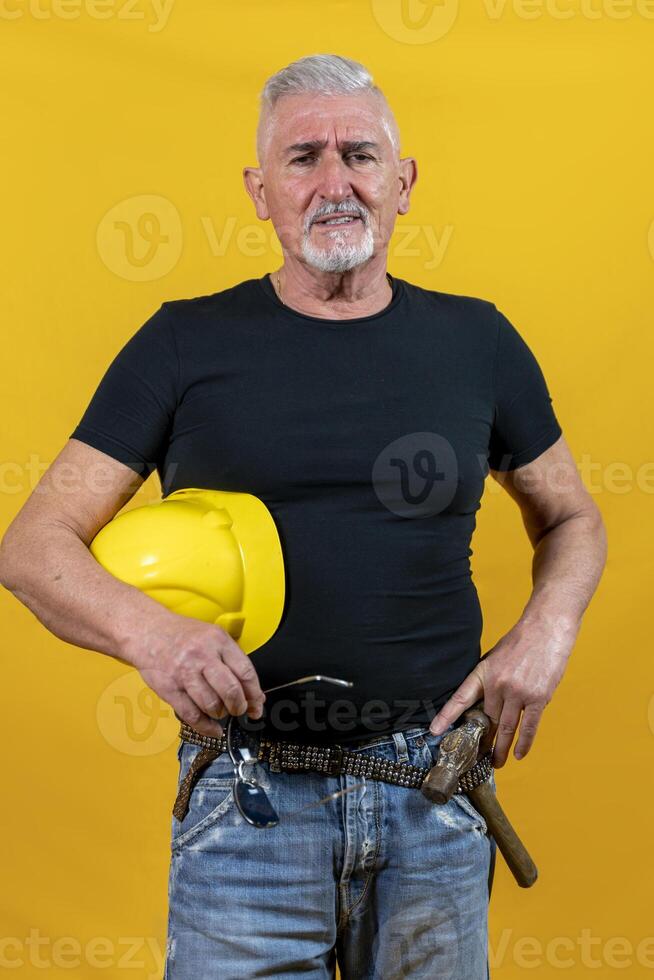 trabajador con casco y Gafas de sol aislado en amarillo antecedentes foto