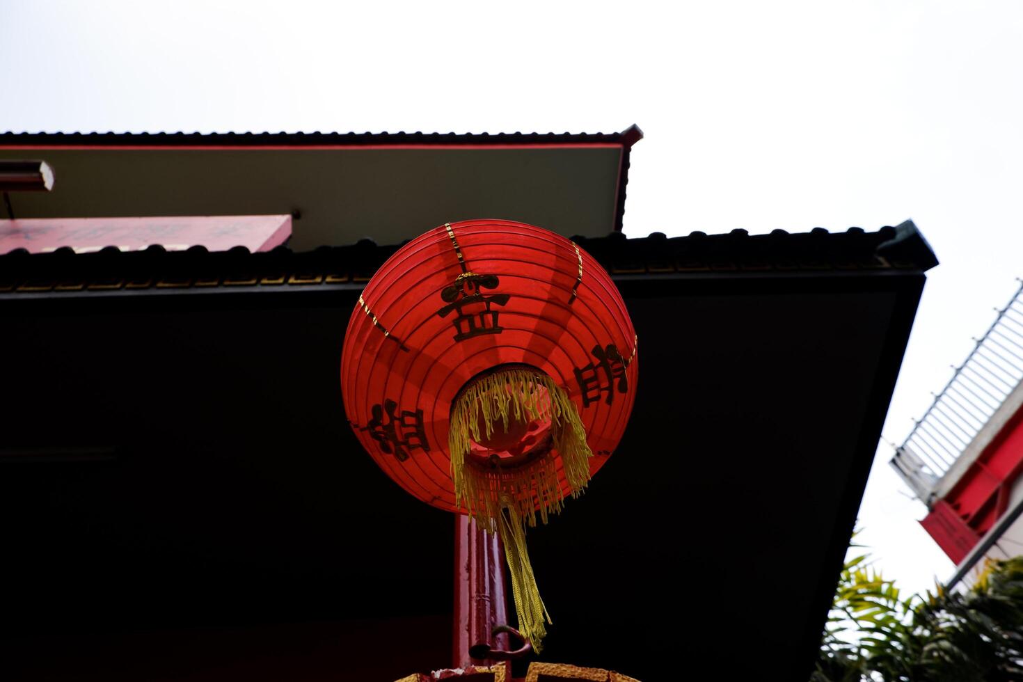 selectivo atención de linterna luces ese Decorar durante chino nuevo año. genial para chino nuevo año celebraciones foto