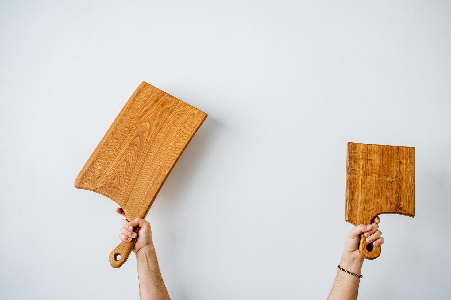 corte tablero. carpintería taller para el fabricar de de madera tableros para el cocina. cocina utensilios, un conjunto de tableros para Cocinando foto