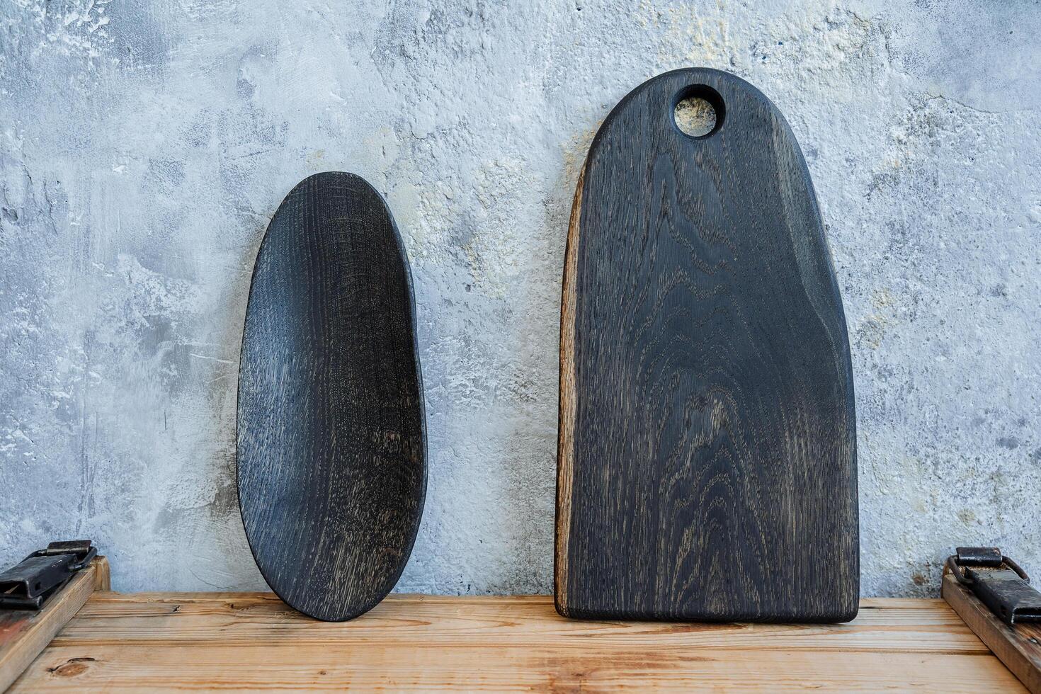 two different dark platters are on the table photo