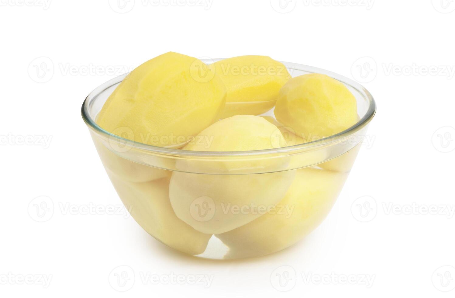 pelado patatas en un vaso cuenco aislado en blanco foto