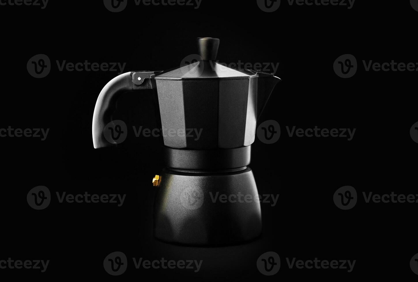 negro géiser café fabricante aislado en negro foto