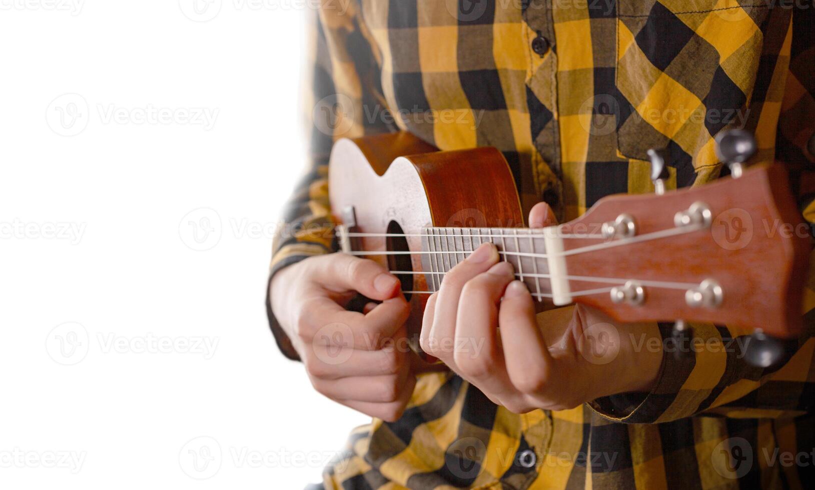 un joven hombre jugando ukelele cerca arriba ver foto