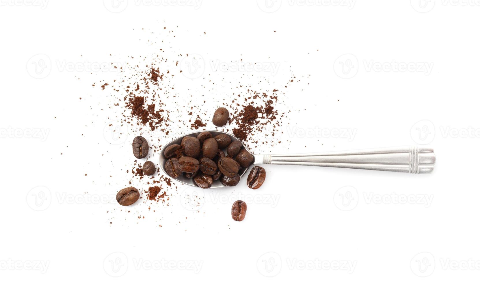 cuchara con café frijoles aislado en blanco foto