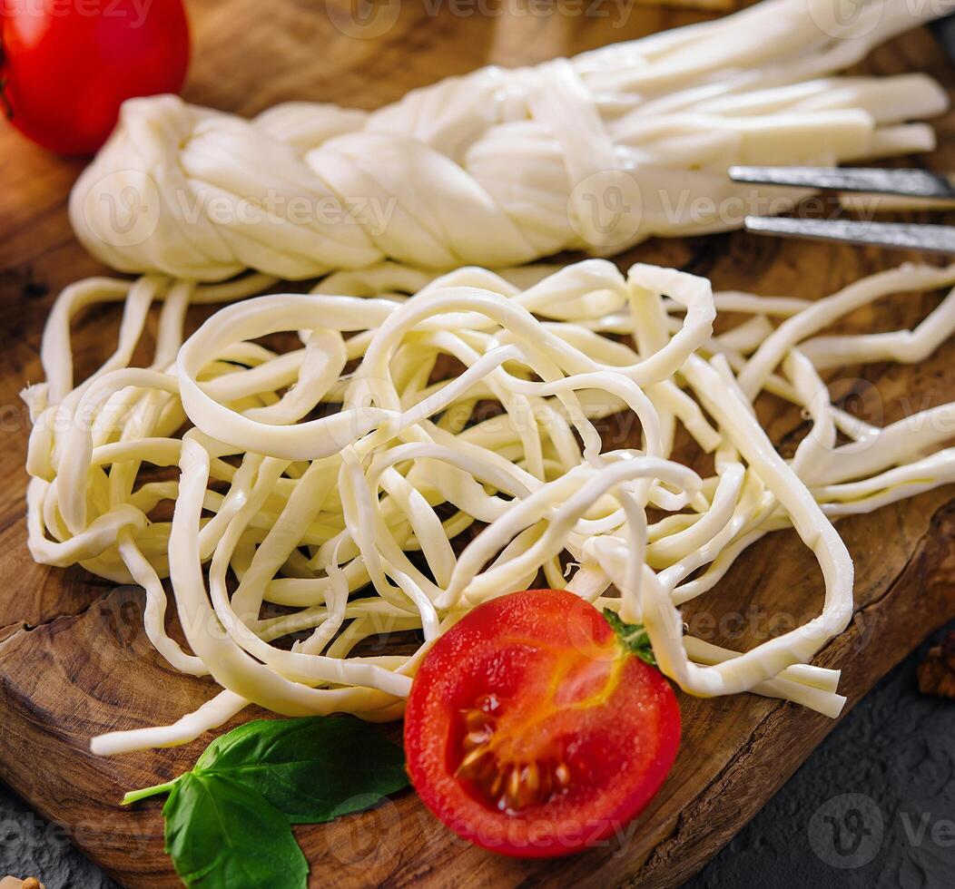 tradicional hecho a mano eslovaco korbacik cuerda queso foto