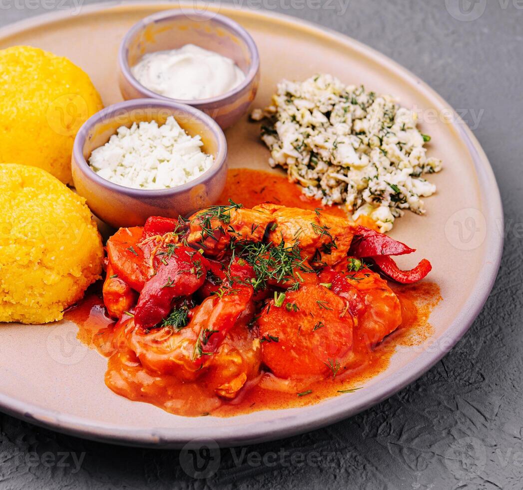 gachas de avena desde maíz harina con pollo foto