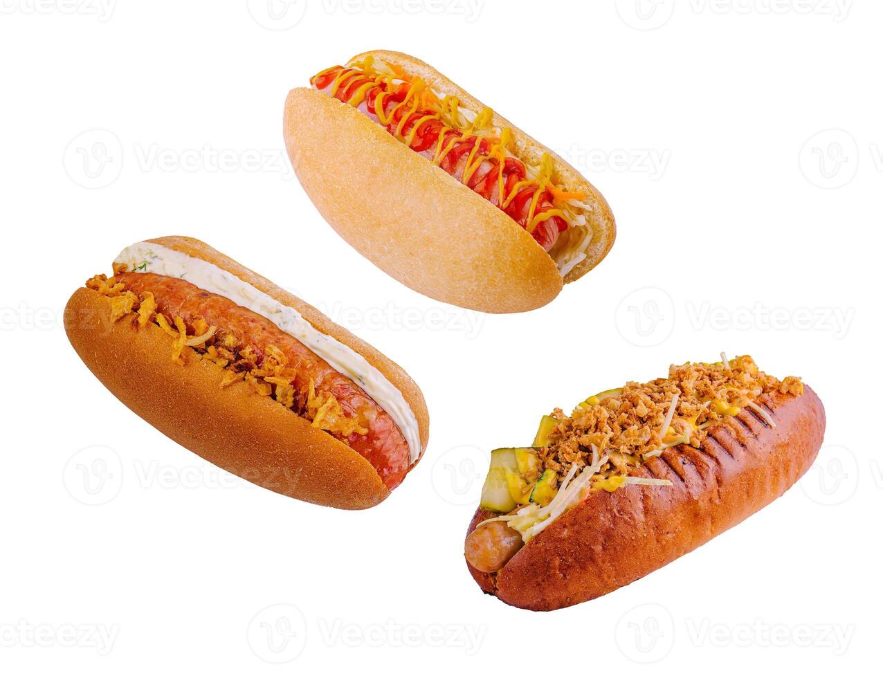 delicioso caliente perros con mostaza y salsa de tomate en blanco antecedentes foto