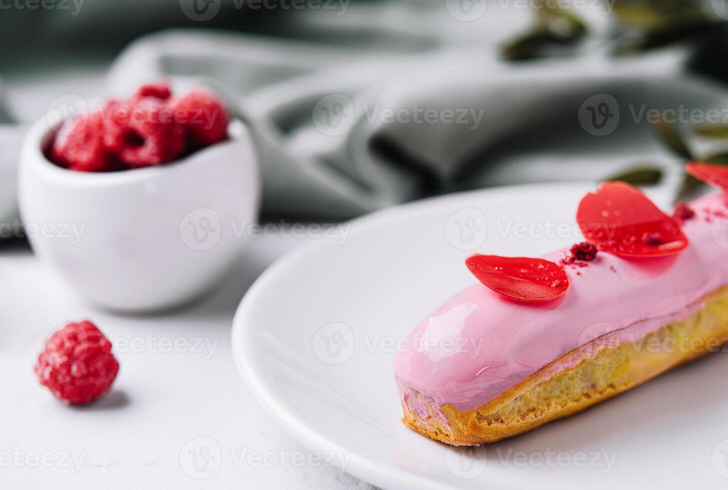 delicioso canutillos con rosado frambuesa vidriar foto