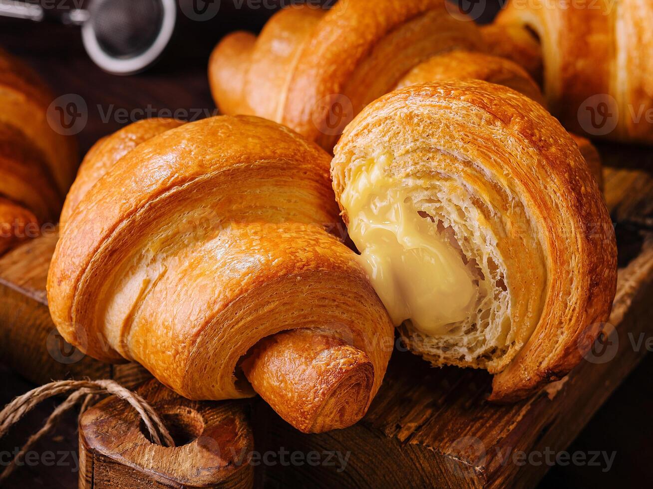 apetitoso croissants en de madera mesa de cerca foto