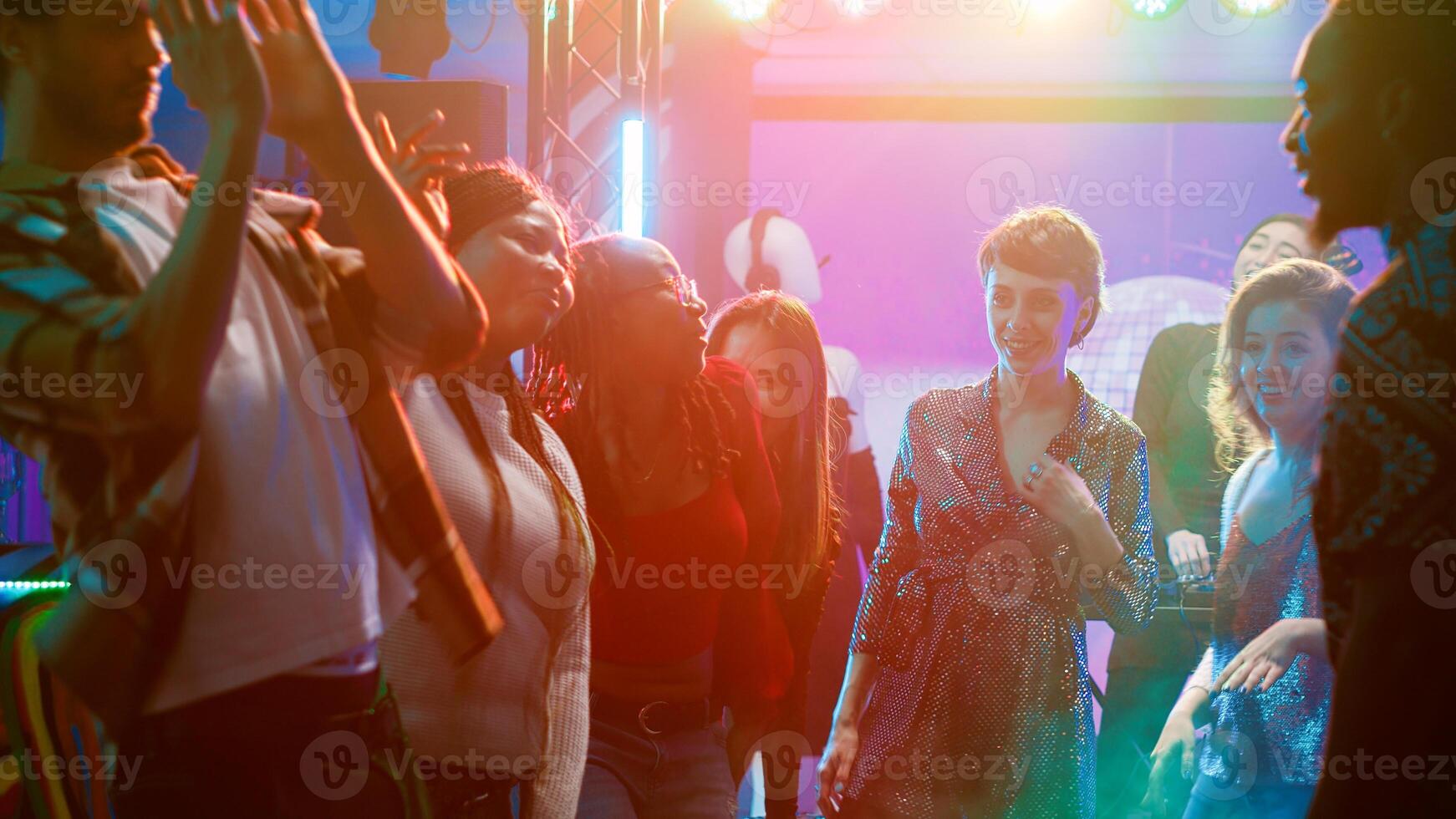 joven adultos teniendo divertido bailando a fiesta, disfrutando breakdance batalla con grupo de amigos en danza piso. personas demostración apagado danza se mueve y saltando alrededor en discoteca, la vida nocturna. foto