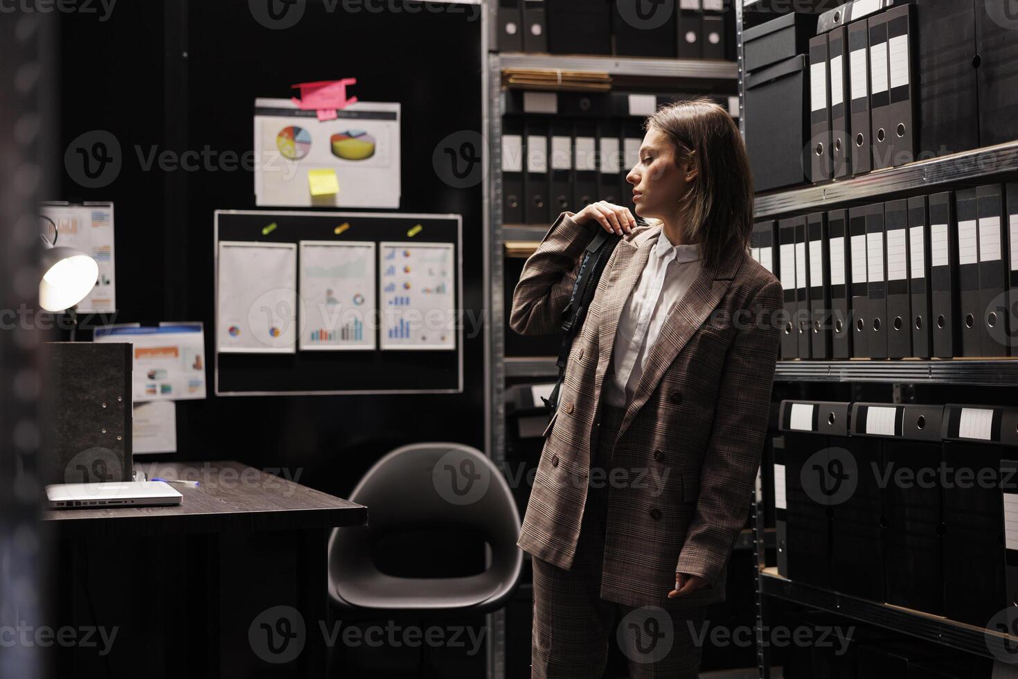 investigador dejando policía estación tarde a noche después acabado trabajando a desaparecido persona caso, leyendo criminología informe. detective buscando para nuevo pistas, molesto a captura misterioso sospechar foto