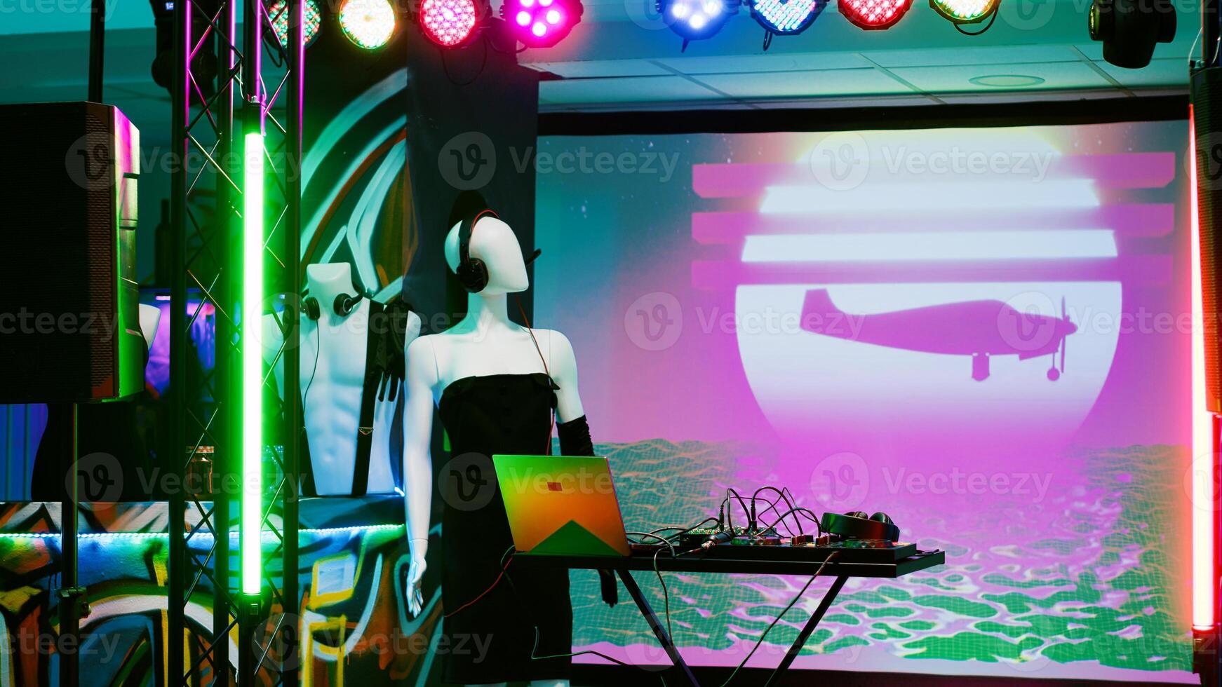 DJ mezcla equipo a subterráneo club usado para entretenimiento y miedoso fiesta, etapa luces y sonido. vacío danza piso y etapa con audio estación para electrónico música, la vida nocturna. foto